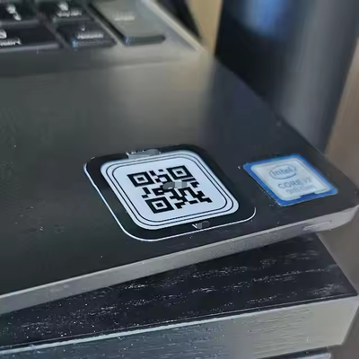 Waterdichte NFC-sticker op laptop, telefoon, checkpoint, IT-asset
